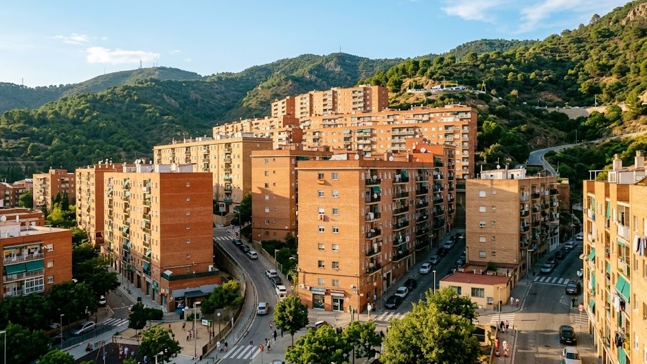 Vista urbana de los bloques de pisos de Ciutat Meridiana con la sierra de Collserola al fondo